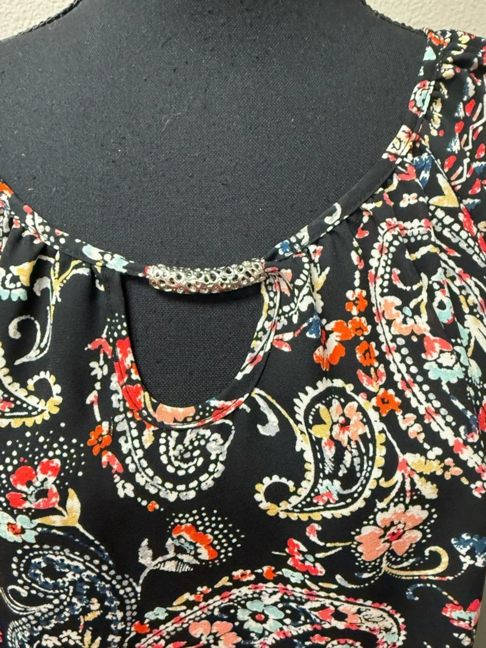 Est. 1946 Paisley Floral Blouse Black Red Keyhole Neck Boho Chic Lightweight Top - Picture 3 of 11